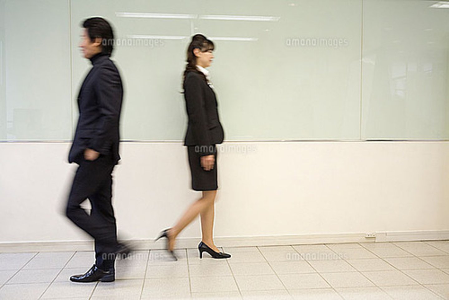 <p>すれちがう</p><p>đi ngang qua nhau</p><p>じどうしゃがすれ違う</p><p>Ô tô đi ngang qua nhau</p>