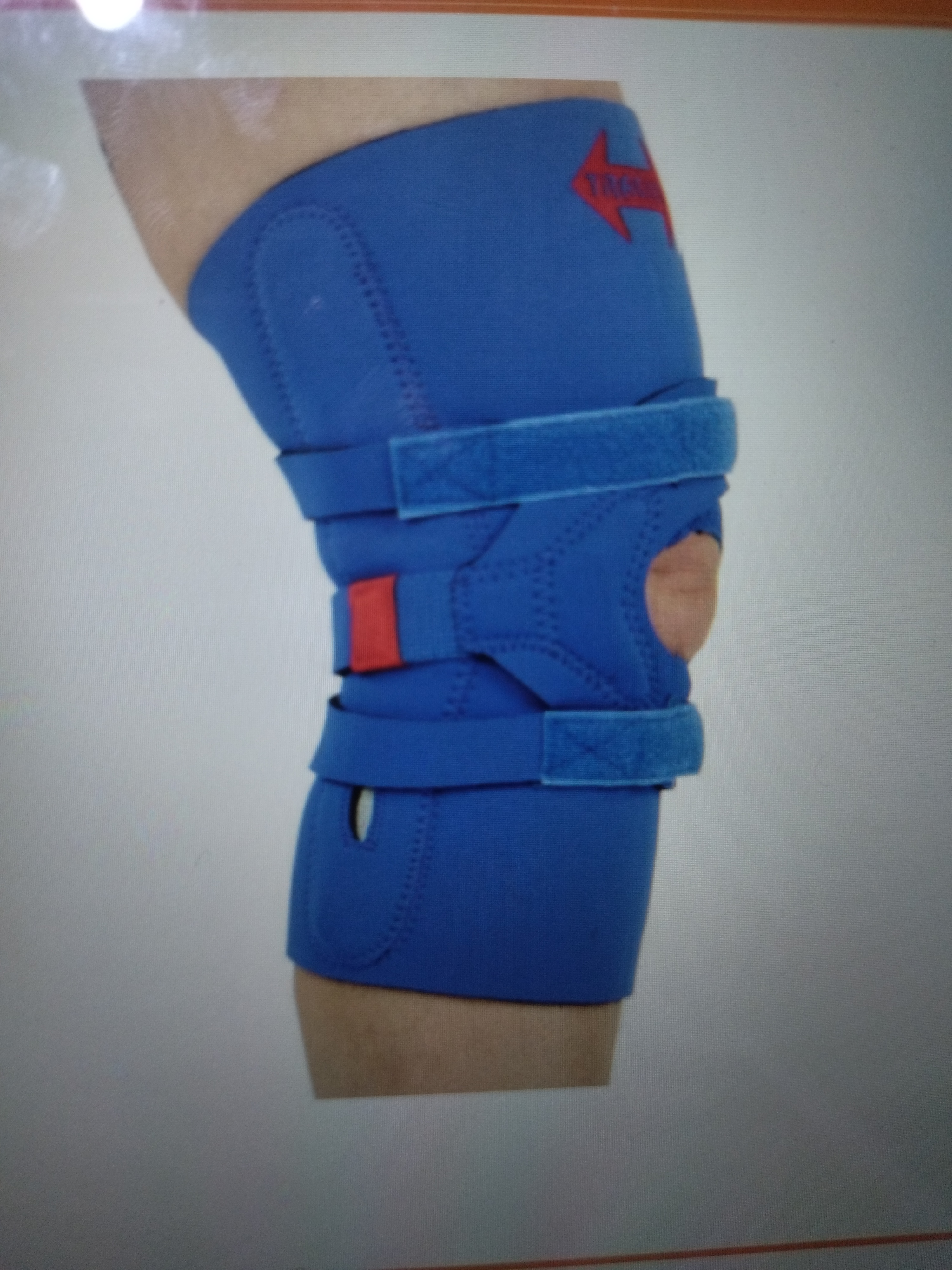 * An elastic sleeve with patella cut out
* 2 circumferential straps that provides dynamic tension to the crescent shape patellar pads.