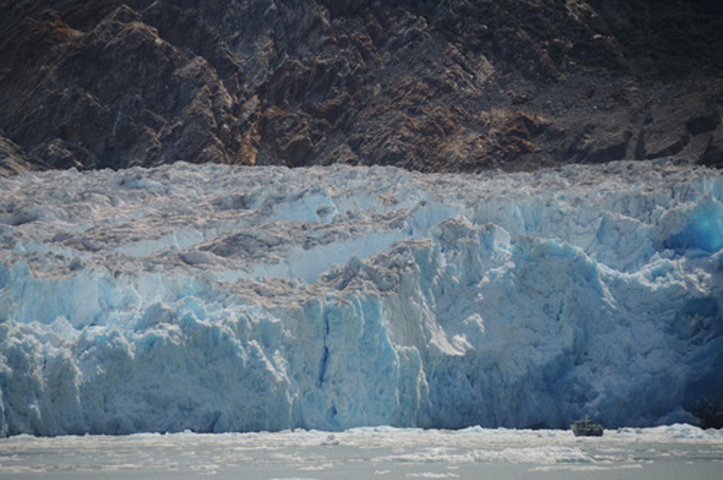 <p>A huge mass of ice that moves very slowly.</p>