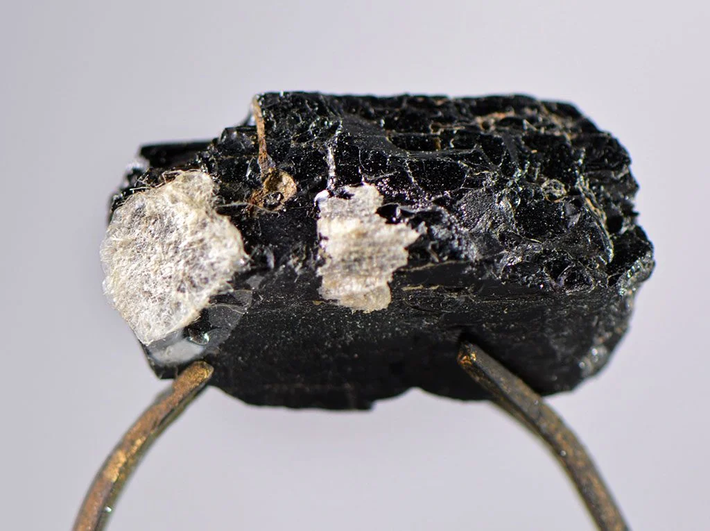 <p>INO-SILICATI: ANFIBOLI:</p><ul><li><p><mark data-color="rgba(0, 0, 0, 0)" style="background-color: rgba(0, 0, 0, 0); color: inherit;">(Ca,Na,K)₂(Mg,Fe²⁺,Fe³⁺,Al)₅(Si,Al)₈O₂₂(OH,F)₂</mark></p></li></ul><p></p>