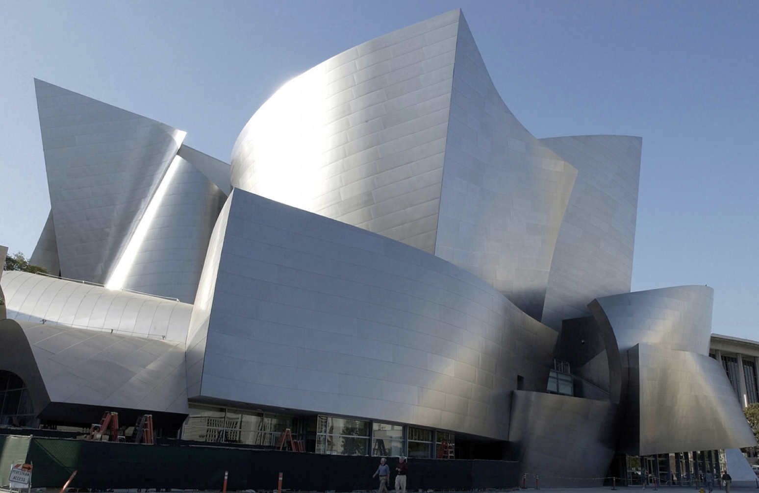 <p>deconstructivist and neo-modernist</p>