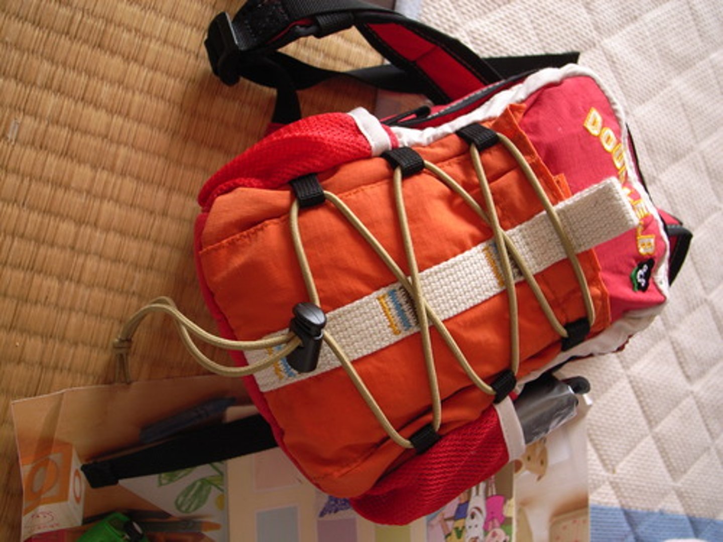 <p>cái ba lô</p>