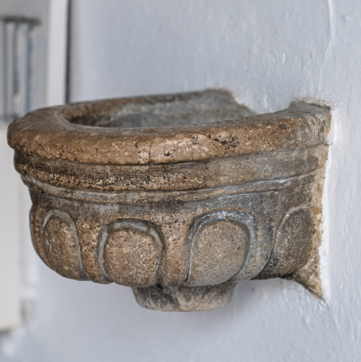 <p><strong>治</strong></p><p>Words:</p><p>治る　なおる　To heal　</p><p>政治　せいじ　Politics</p>