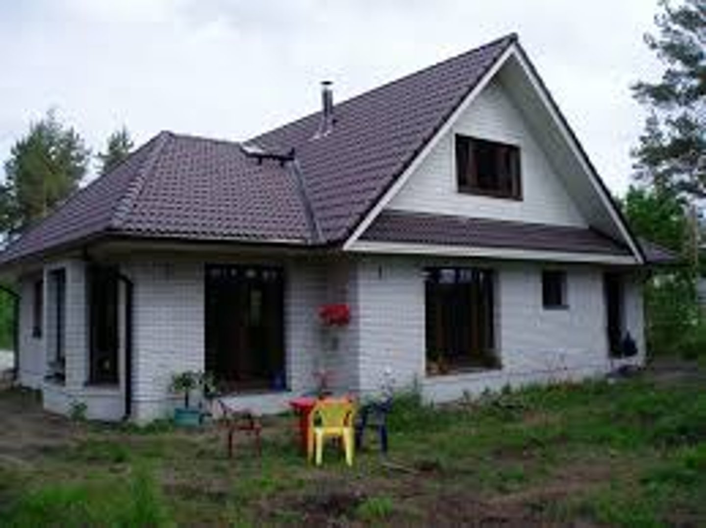 <p>n. detached house, single-family home, independent dwelling, personal residence &gt;&lt; apartment, dormitory Nhà riêng They prefer to live in a private house rather than an apartment. /ˈpraɪvət haʊs/</p>