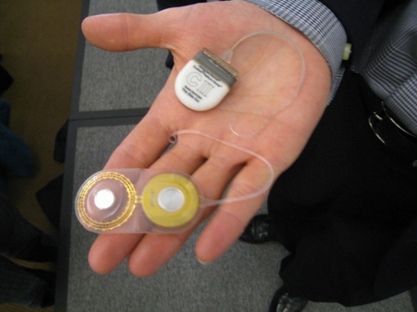 <p>a device for converting sounds into electrical signals and stimulating the auditory nerve by electrodes threaded into the cochlea</p>