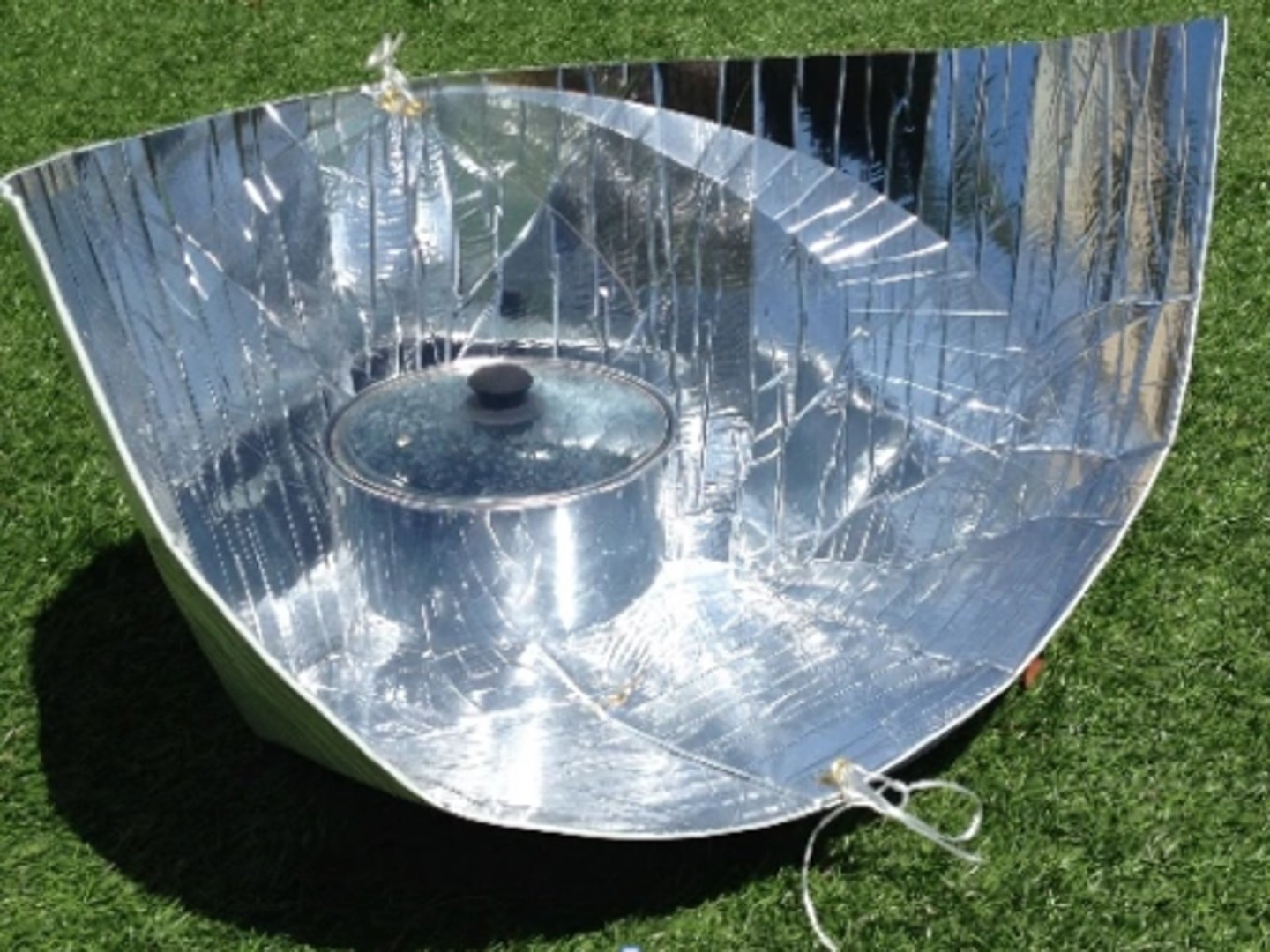 <p>simple, portable ovens that use reflectors to focus sunlight onto food or water. especially common in developing nations or refugee camps</p>