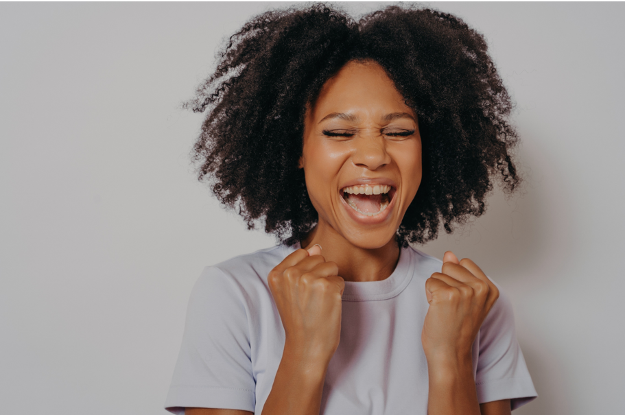 <p><span><span>ตื่นตระหนก; ตื่นเต้นดีใจ</span></span></p>