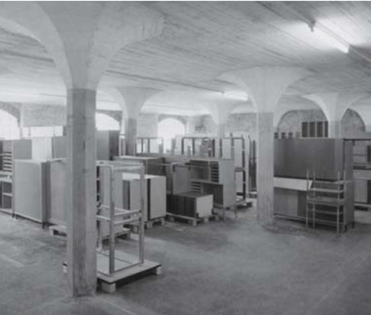 <p>BETON</p><p>- paddenstoelkolommen vangen belasting v bovenste verdiepen op</p>