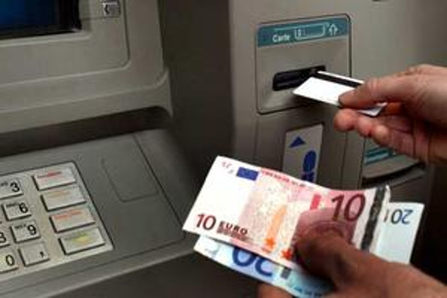 <p>retirer de l'argent</p>