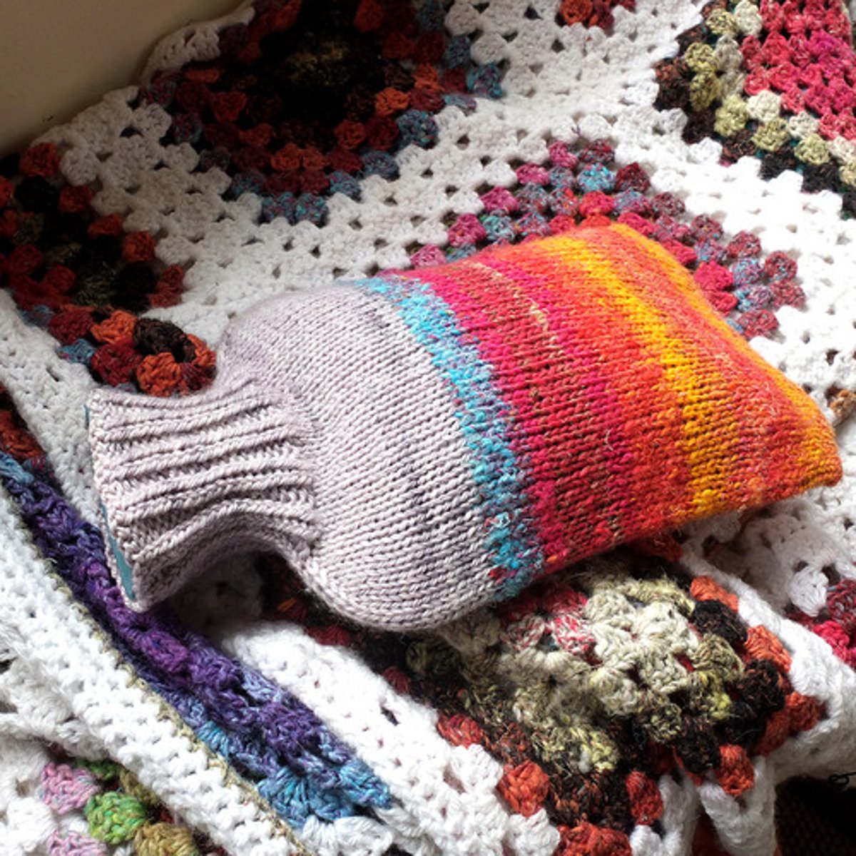 <p>Túi chườm nóng - làm dịu cơn đau cơ. (He used a hot water bottle for back pain - Anh ấy dùng túi chườm nóng giảm đau lưng.)</p>