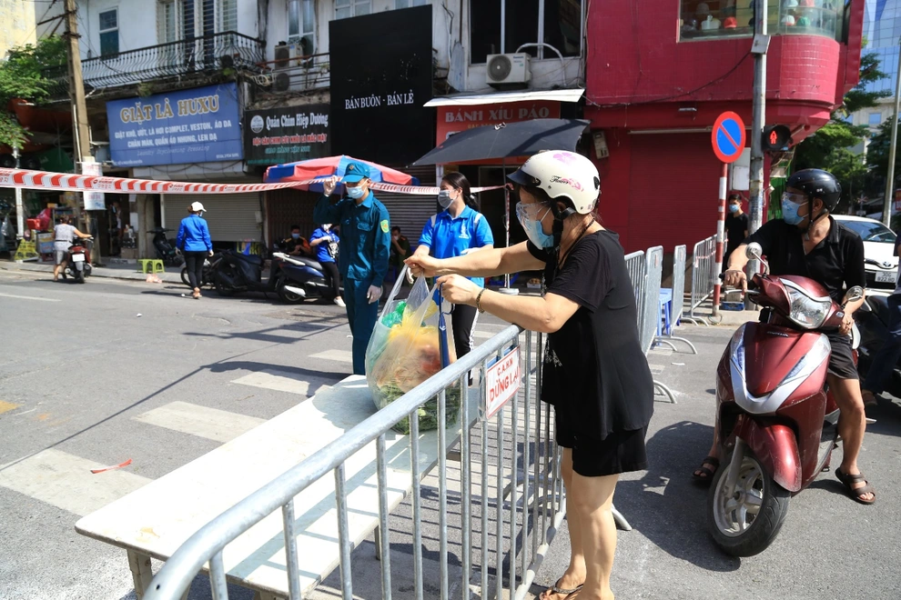 <p>supplies (n) /səˈplaɪz/</p>