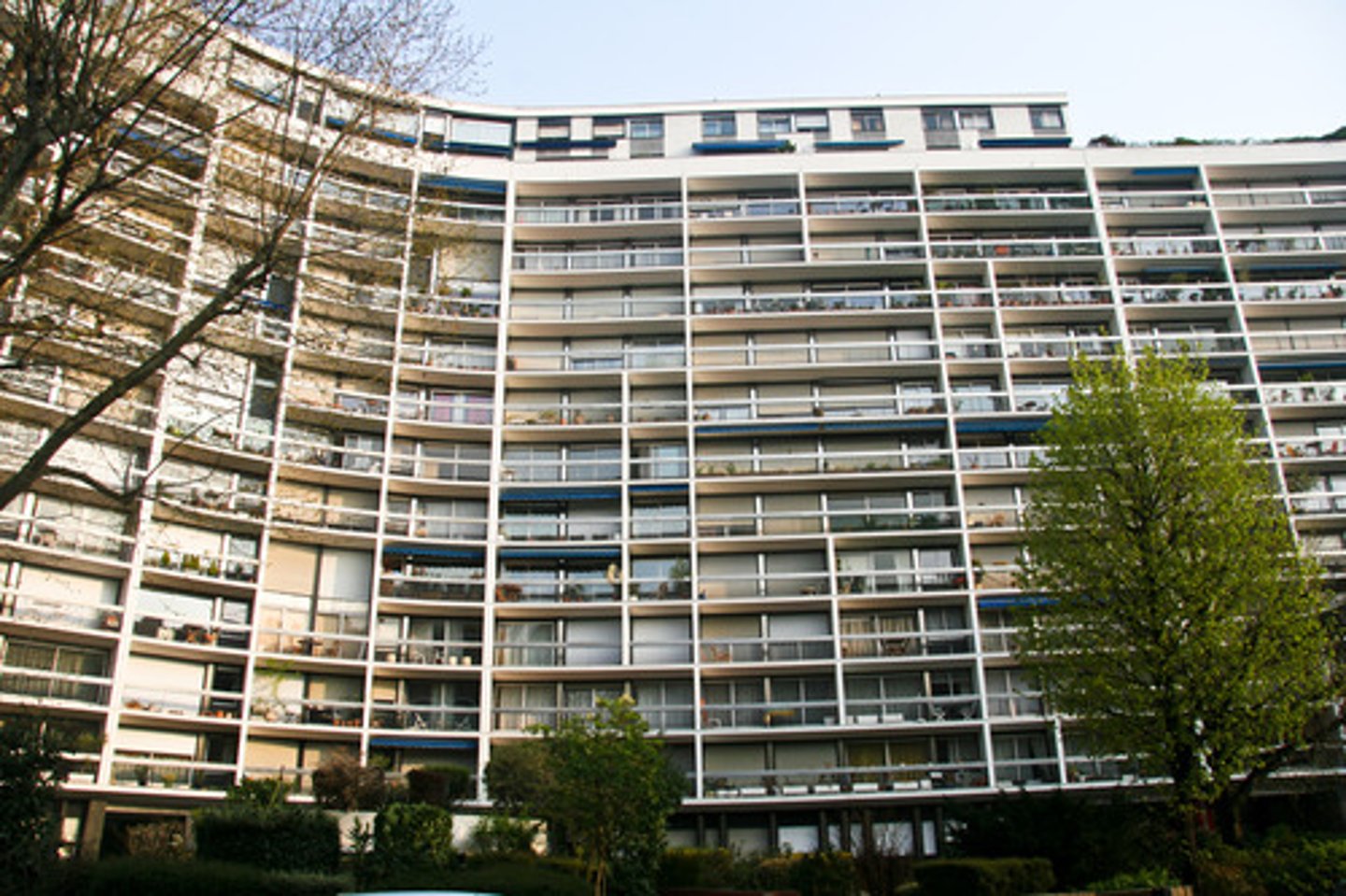 <p>n phr a large building made up of smaller units of apartments = block of flats (UK), apartment building (US) &gt;&lt; detached house, single-family home khu chung cư They live in a modern apartment block in the city center. /əˈpɑːrtmənt blɒk/</p>