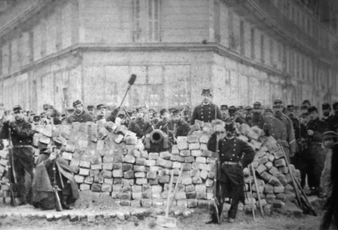 <p>A self-governing urban association formed in medieval Europe, in which citizens banded together to secure political and economic rights from feudal authorities.</p>