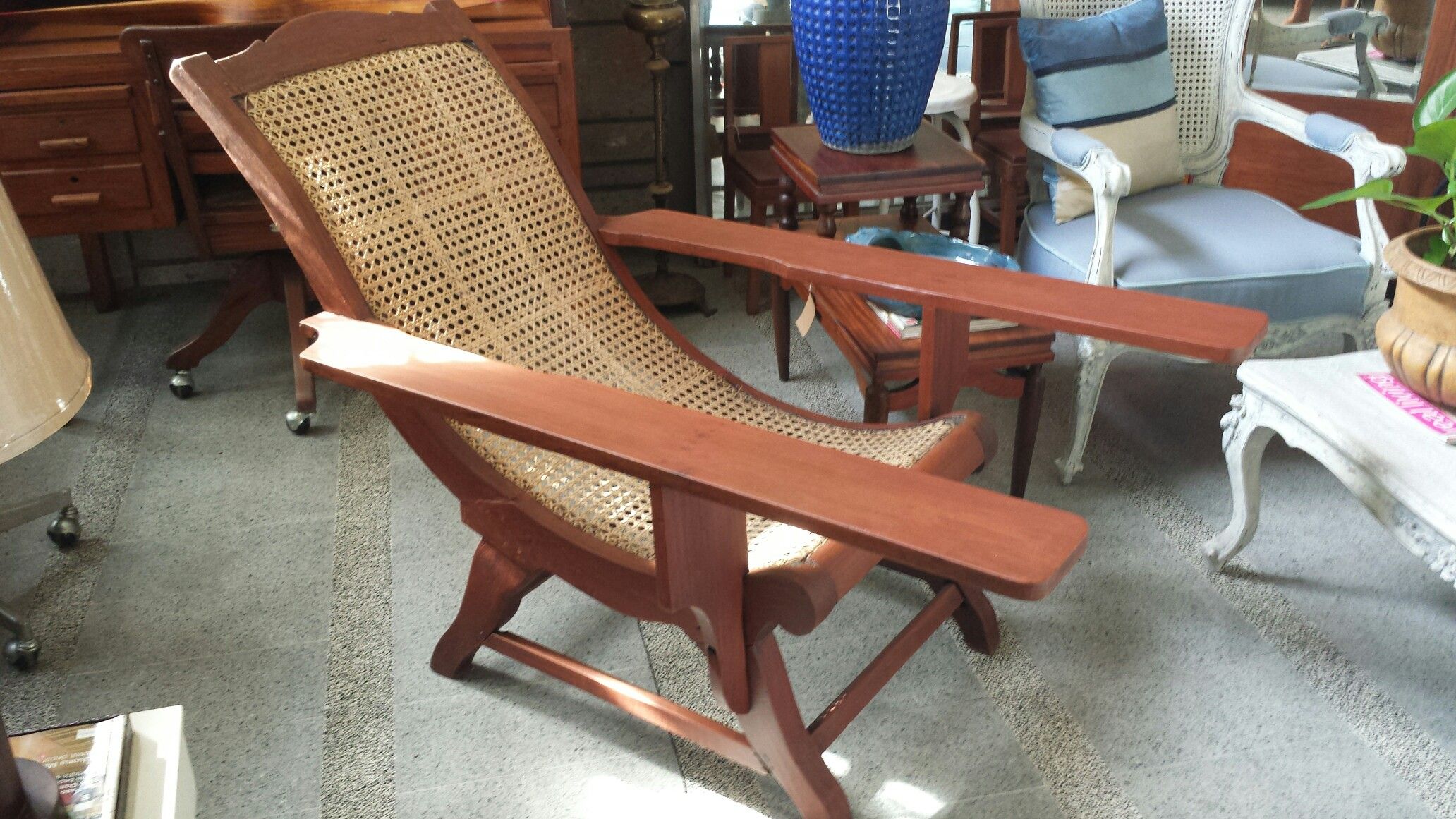 <ul><li><p>Region 2 (Isabela)</p></li><li><p>A wooden chair with long “arm rests” that are actually for the legs as it was originally used by women when giving birth</p></li></ul>