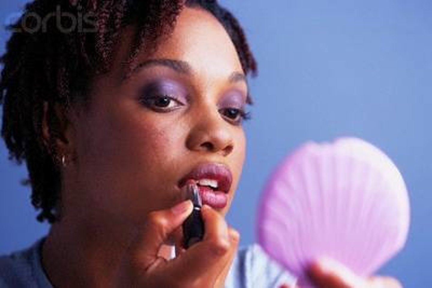 <p>to put on lipstick</p>