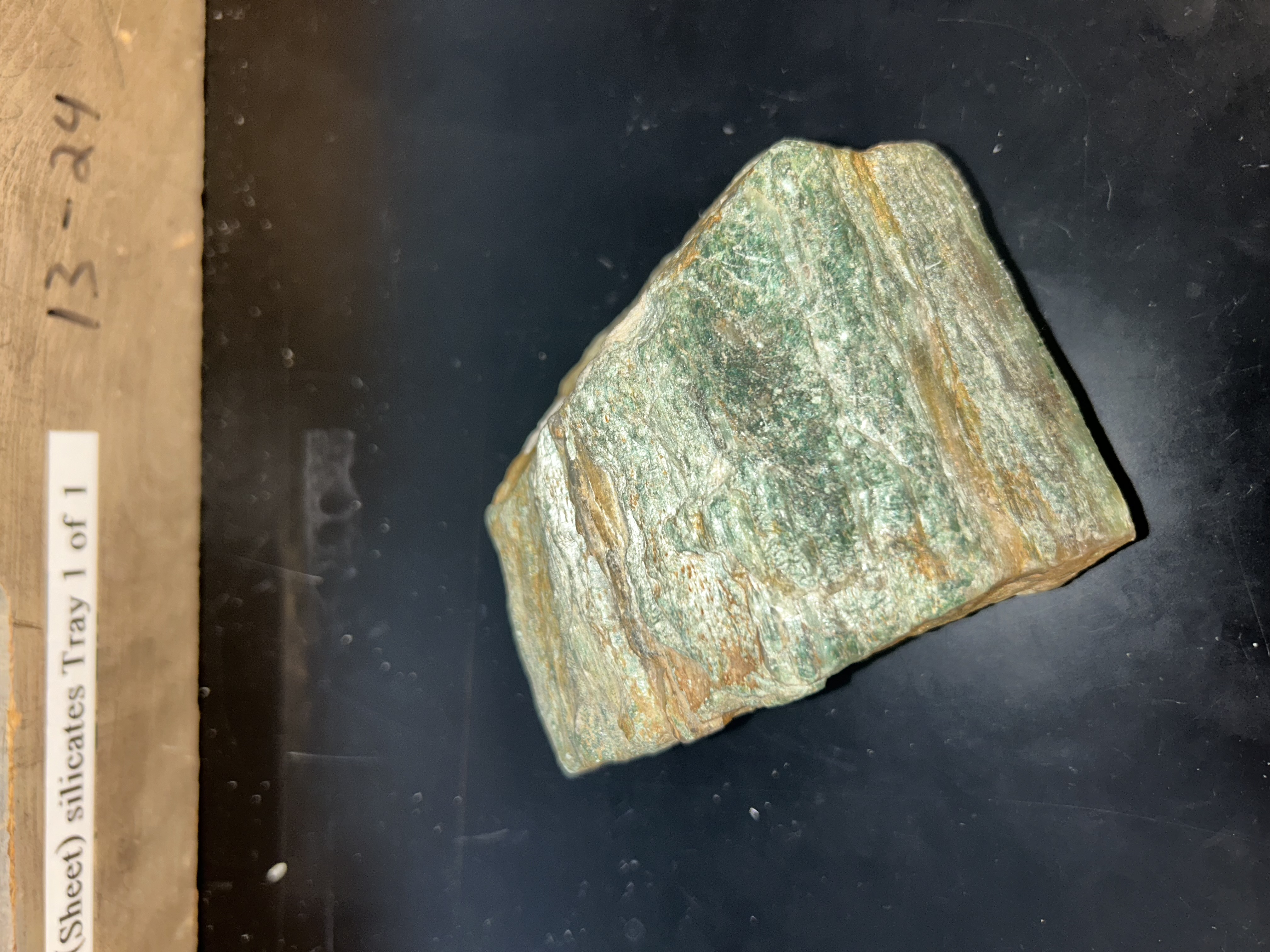 <p>light green</p><p>pearly luster=mica</p>