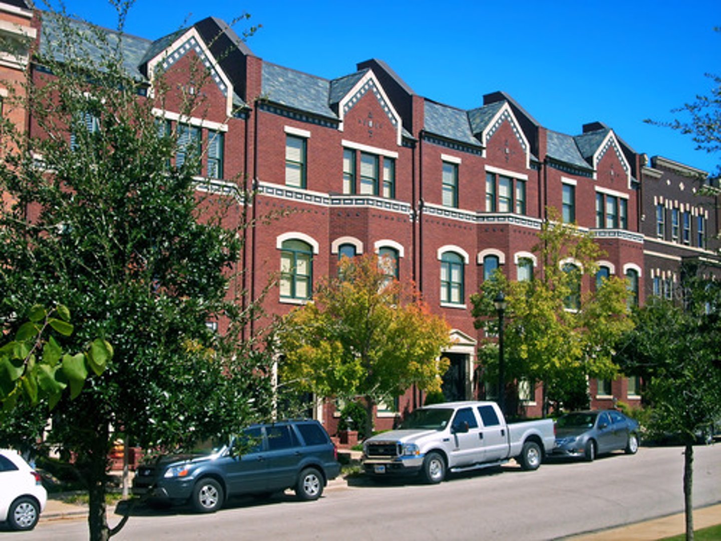 <p>row house, terraced house</p>