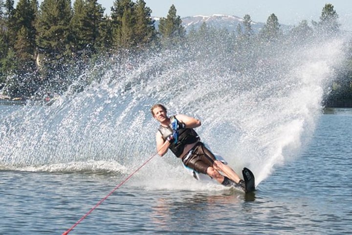 <p>to water ski/ to go water skiing</p>