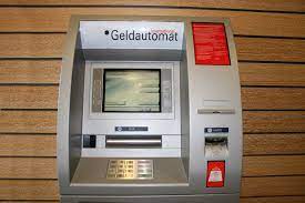 Wo gibt es einen Geldautomaten?