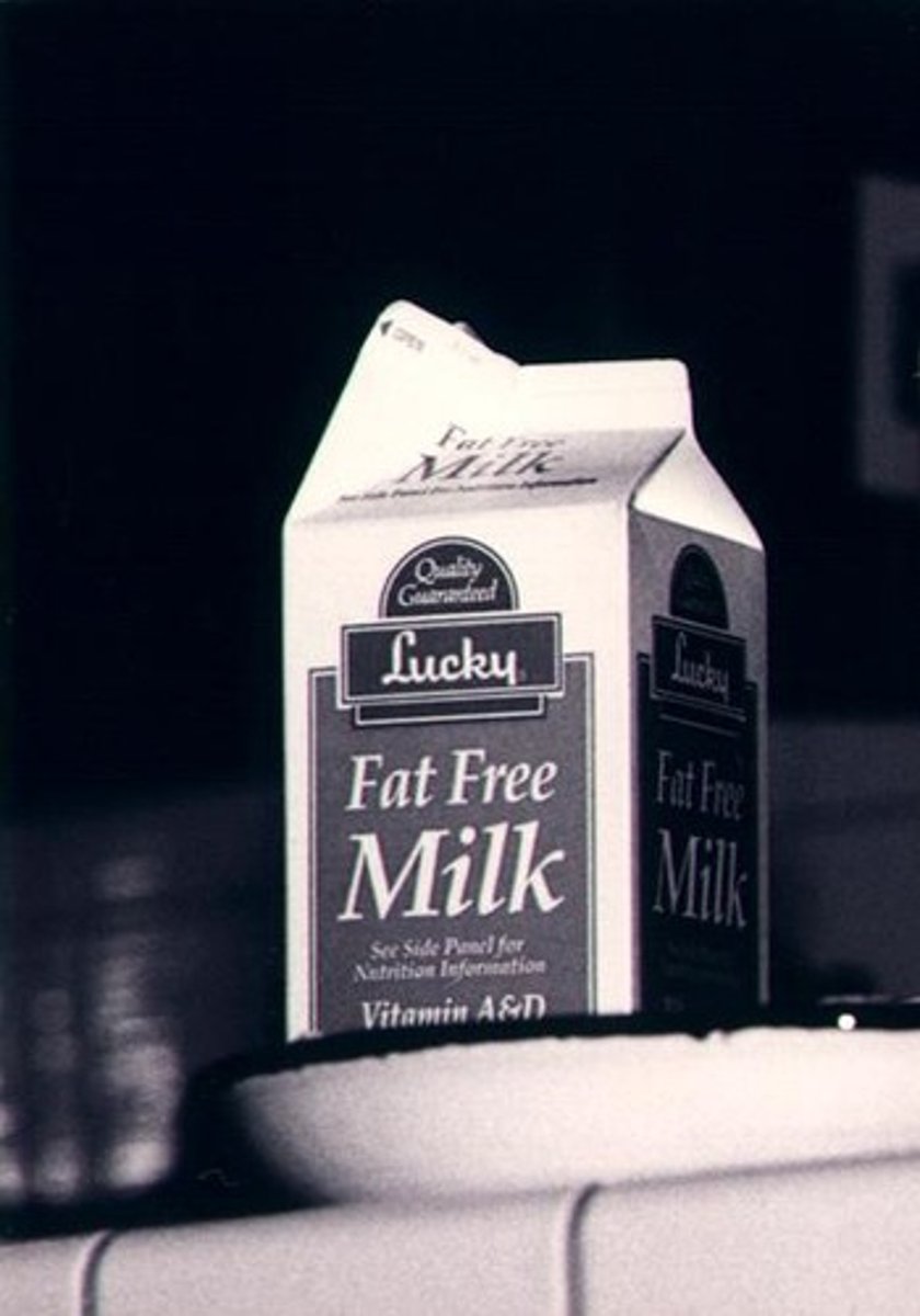 <p>la leche sin grasa - skim milk (fat free milk)</p>