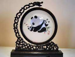 <p>The following picture represents __________ embroidery.</p><p>a. Suzhou</p><p>b. Hunan</p><p>c. Guangdong</p><p>d. Sichuan</p>