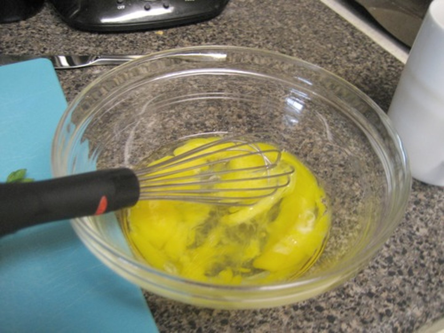 <p>to beat, whisk</p>