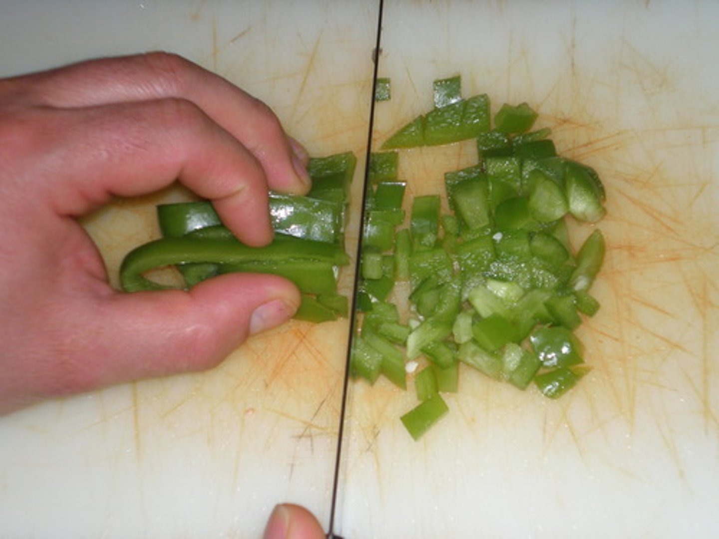 <p>to cut, to chop</p>