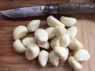 <p>clove of garlic</p>