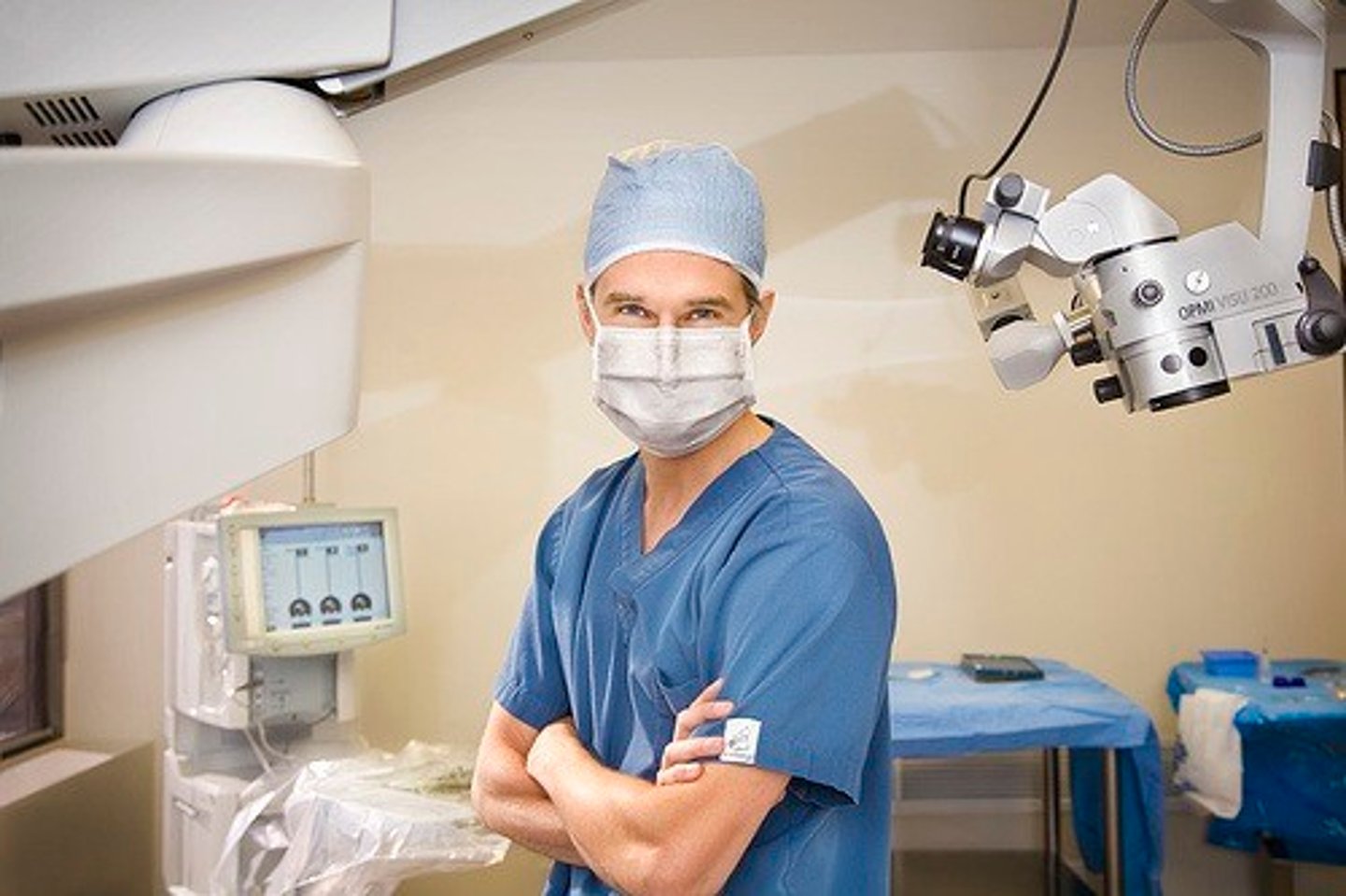 <p>(n): bác sĩ phẫu thuật</p>