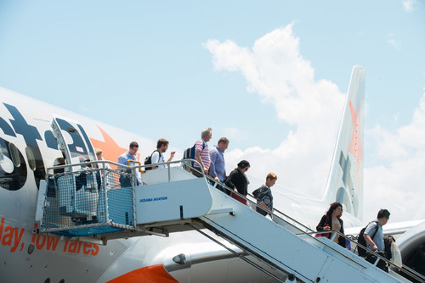 <p>to disembark; get off (the plane)</p>