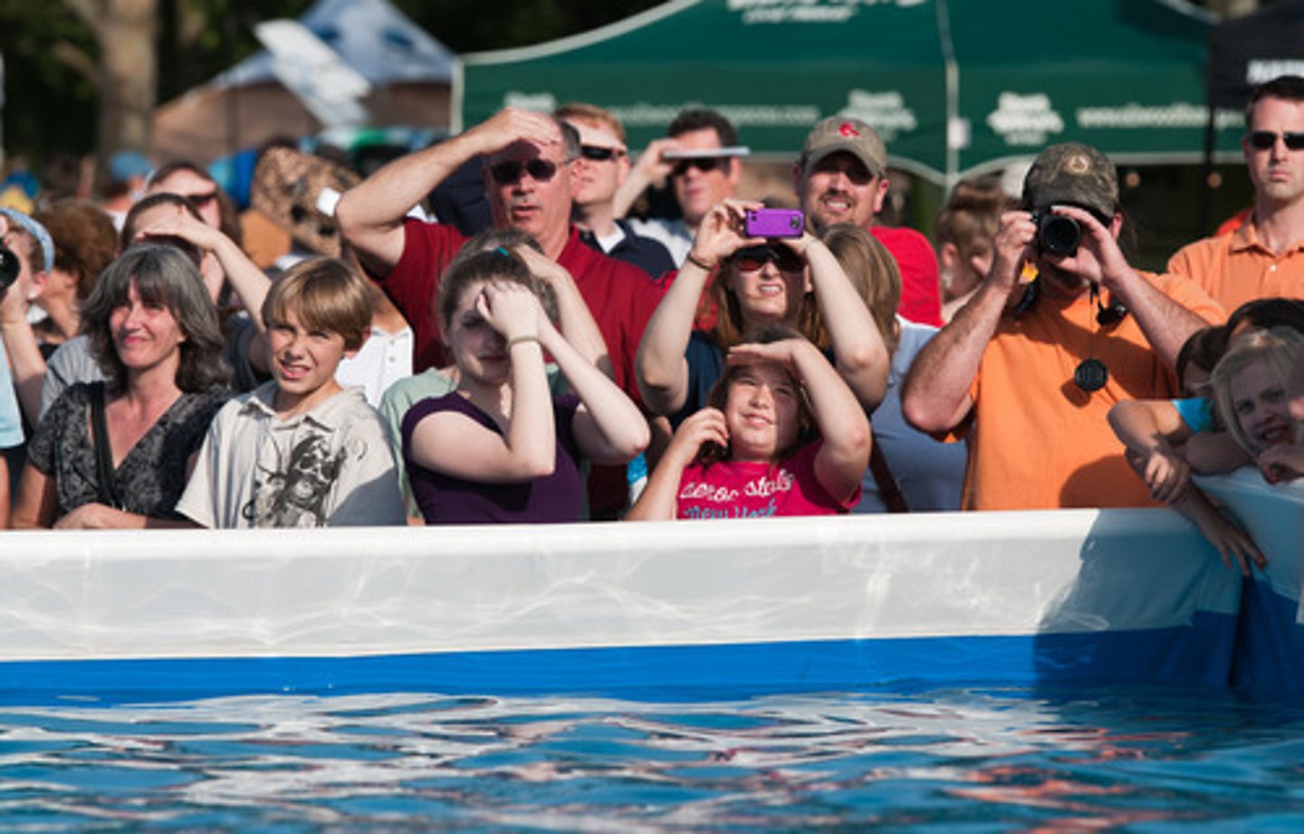 <p>looks at, watches</p>