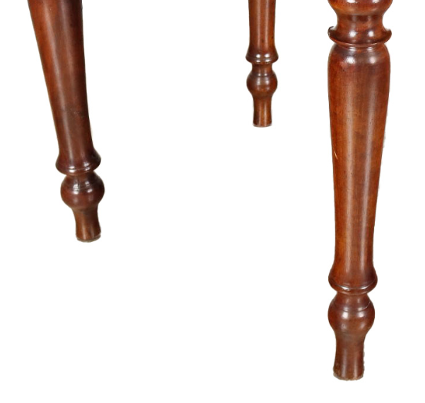 <p>Type of ball foot turned with a vertical profile in the form of a cyma recta curve; The concave upper turning thus forms a neck near the top of the foot</p>