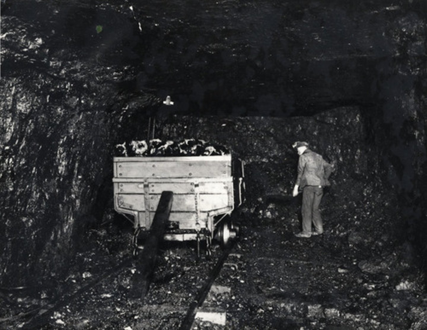 <p>• Coal was expensive to mine as it was as the seams were exhausted</p><p>• High land and labour costs</p><p>• Shipbuilding and engineering collapsed when Asian countries began to build cheaper larger ships.</p>