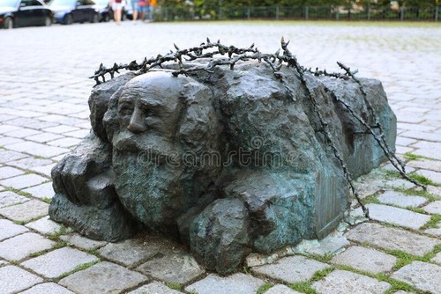 <p>- forma leżącego mężczyzny na podstawie fotografii z 1938 - zmuszanie Żydów do czyszczenia chodników szczoteczkami,</p><p>-marmur, spiż-stosowność pomnika?, pomnik oprotestowany</p>