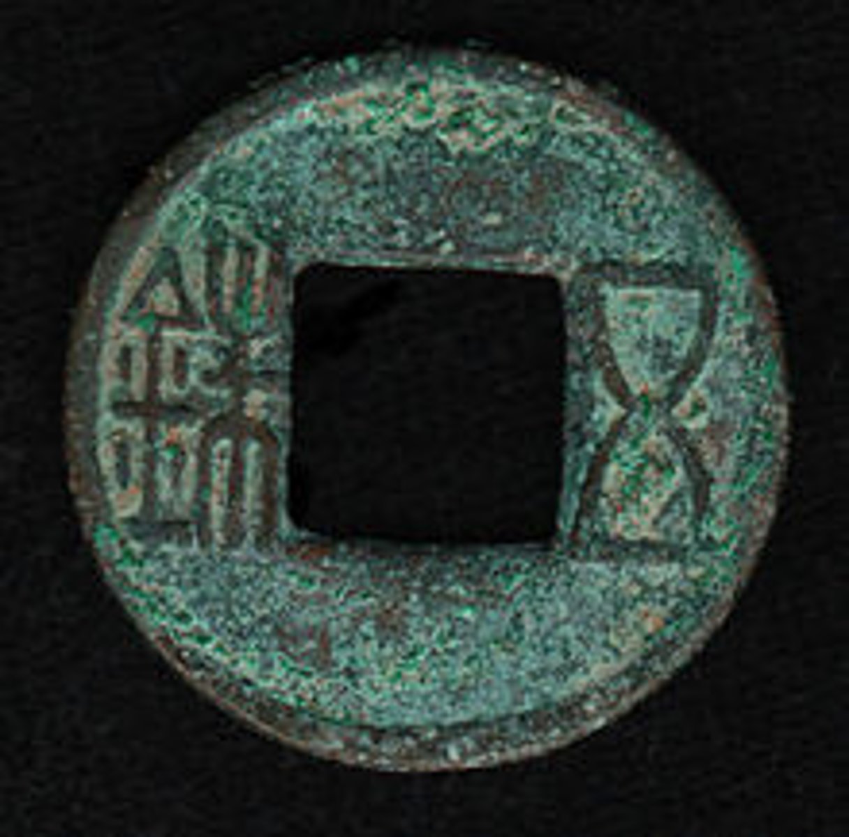 <p>A thin green coating that also coats and protects (copper oxide).</p>
