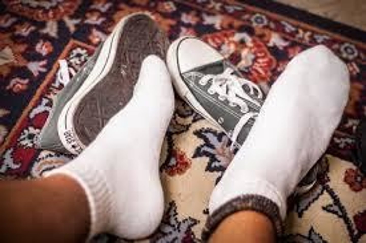 <p>to take off one's shoes</p>