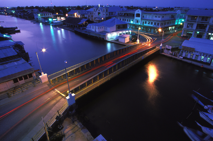 <p>They cause <strong>glare</strong>, reducing visibility for oncoming drivers. Use <strong>only park lights</strong>.</p>