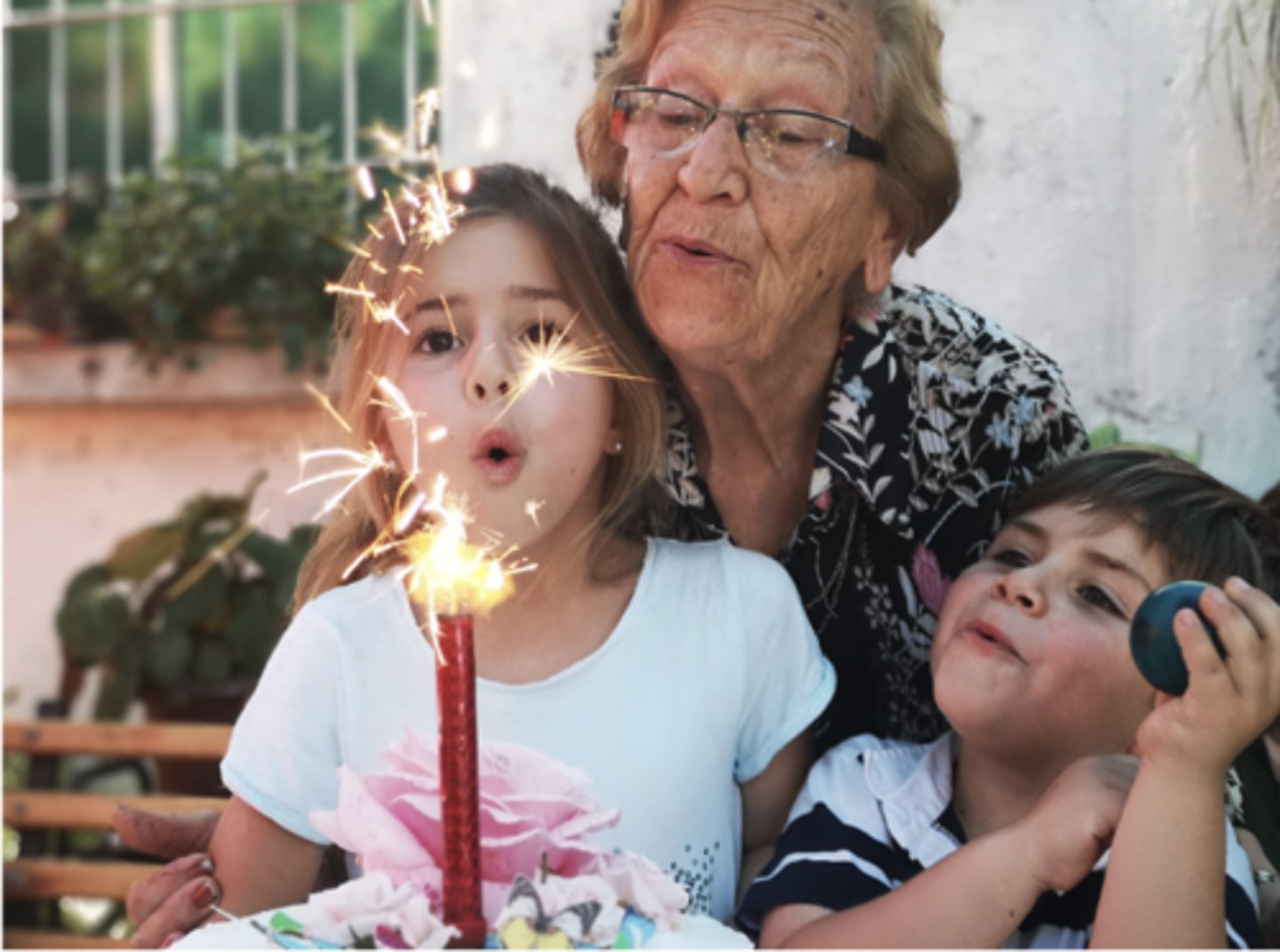 <p>A- investigate the potential genetic transmission of Major Depressive Disorder (MDD) across three generations through a longitudinal family study.</p><p>M- The study followed 161 grandchildren, their parents, and grandparents over 20 years. Grandparents with depression were originally selected from a mood disorders clinic, while non-depressed participants came from the local community. Data was collected through four clinical interviews per participant, conducted by clinicians blind to previous diagnoses. Diagnoses were confirmed through researcher triangulation by a psychiatrist and a psychologist. Inter-rater reliability was high: 0.82 for MDD, 0.65 for anxiety, and 0.94 for alcohol dependency.</p><p>R-59.2% of grandchildren with two generations of depression showed psychiatric symptoms by age 12.</p><p>The highest risk for disorders occurred when both parents and grandparents had MDD.</p><p>If only the parent had depression but not the grandparent, there was no significant increase in risk for the grandchildren.</p><p>Greater severity of parental depression correlated with a higher rate of mood disorders in children.</p><p>C- The study supports a genetic and environmental interaction in the transmission of MDD across generations, with the strongest risk seen when depression is present in multiple generations.</p><p>Evaluation:</p><p>-longitudinal study, increasing reliability of the data.</p><p>-amount of time that a child spent with a healthy grandparent may be a confounding variable in the study.</p><p>-use of researcher triangulation increases the credibility of the findings.</p><p>-sample of 161 children is a large sample; however, more research would need to be carried out to confirm the reliability of the findings.</p><p>-although family (kinship) studies indicate a potential genetic link to behavior, there is no actual genotype studied.</p>