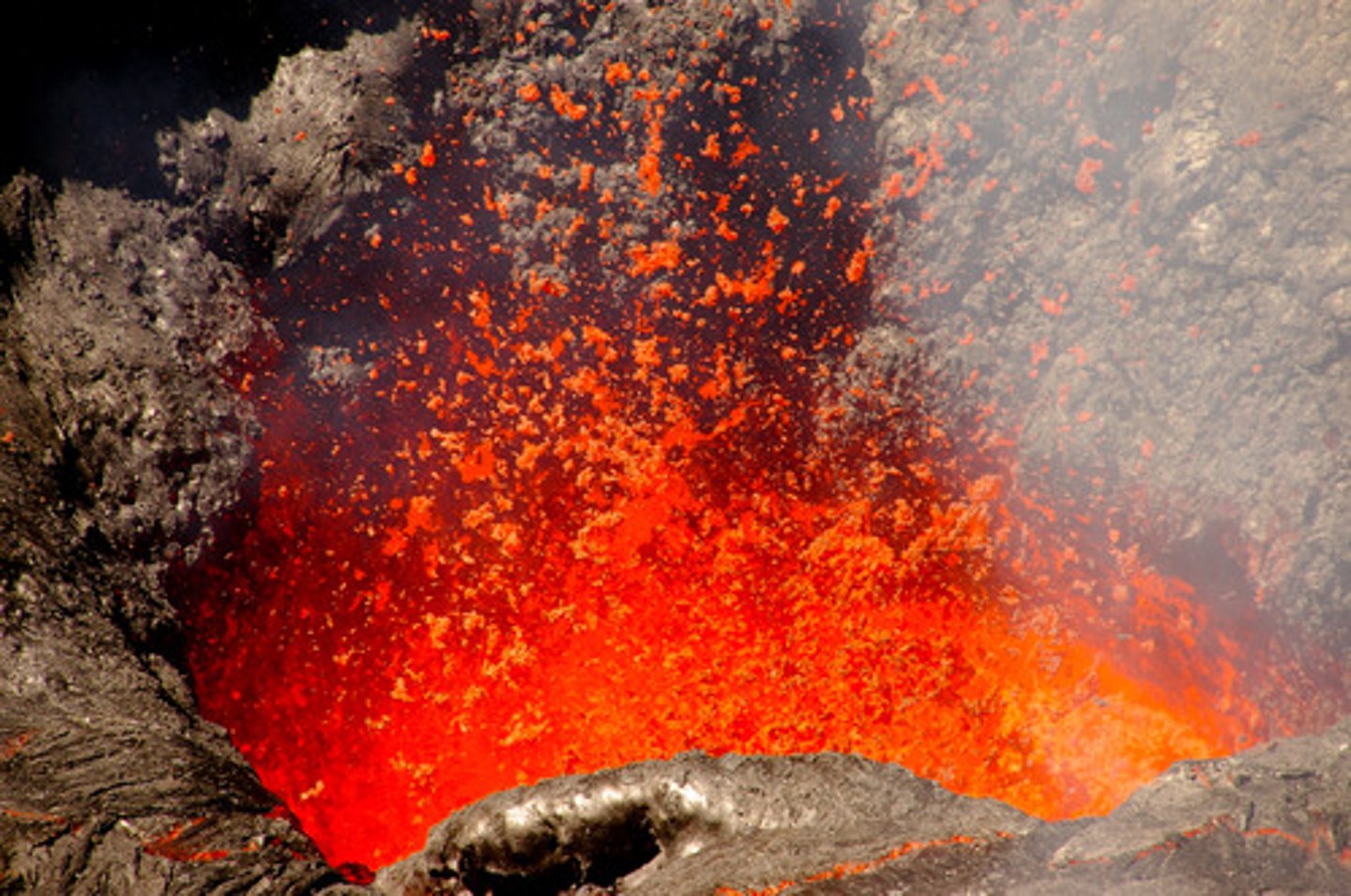<p>to erupt (volcano)</p>