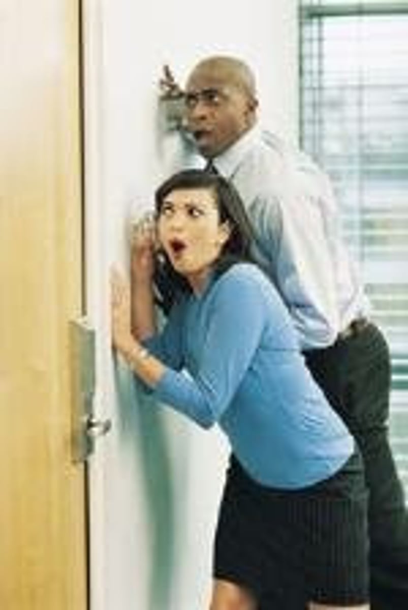 <p>vt.無意中聽到</p>