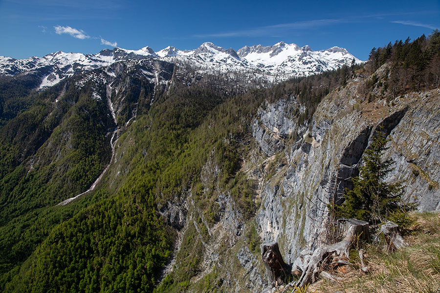<ul><li><p>ledeniško erozijska oblika, ki nastane, ko dolina obvisi (obvisela dolina) in čez njih pogosto tečejo slapovi</p></li></ul><ul><li><p>stranski ledenik izdolbe plitvo dolino, ki po koncu poledenitve obvisi nad globlje vrezano glavno dolino</p></li></ul><p></p>