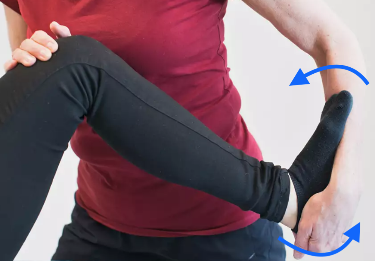<p>Böj fotleden uppåt (plantarflex) och nedåt (dorsalflex) med böjt knä.</p><p>Alternativt med en kudde under knät.</p><p><em>Flekterat knä + platarflex = soleus</em></p>