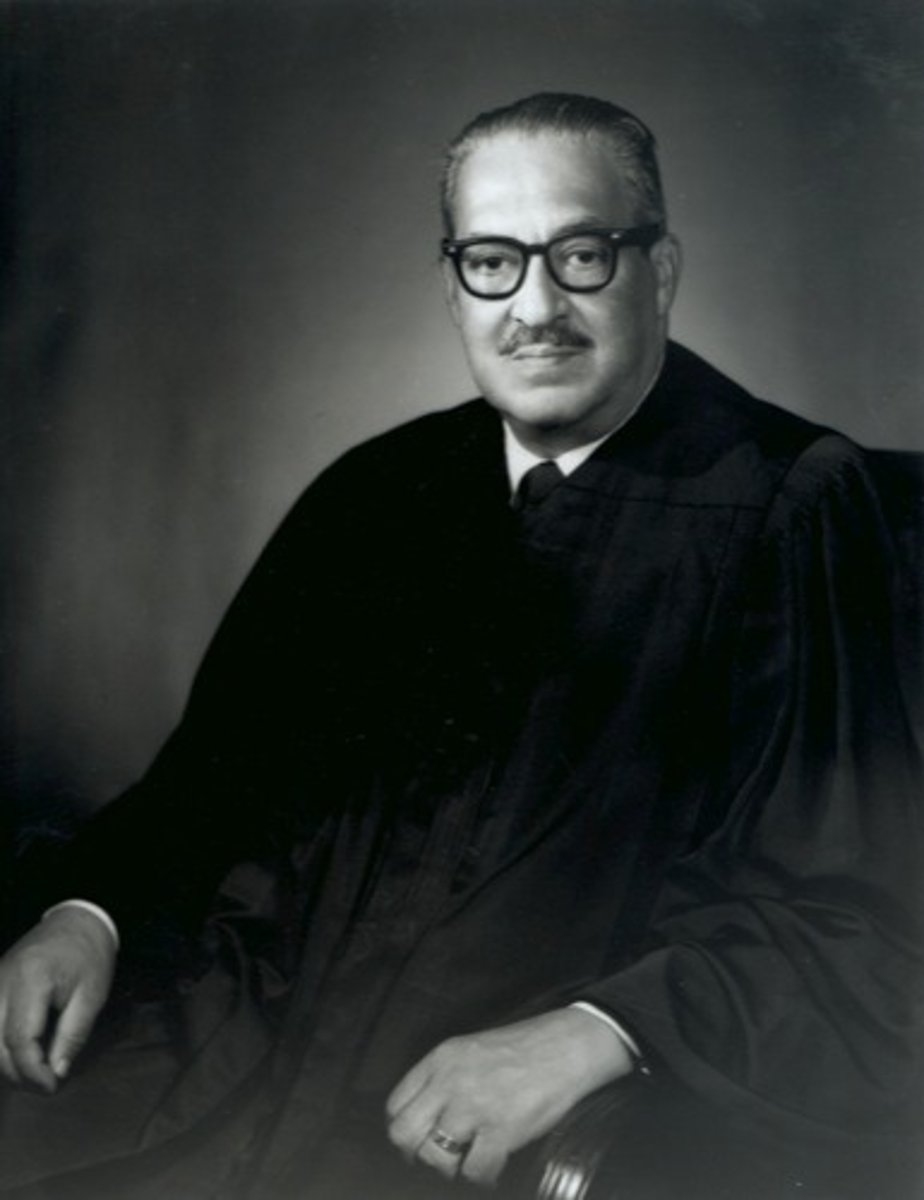 <p>A black lawyer from Baltimore who won the case of Brown v. Board of Education and later became the first African American to serve on the Supreme Court</p><p>Un abogado negro de Baltimore que ganó el caso de Brown contra la Junta de Educación y luego se convirtió en el primer afroamericano en servir en la Corte Suprema.</p>