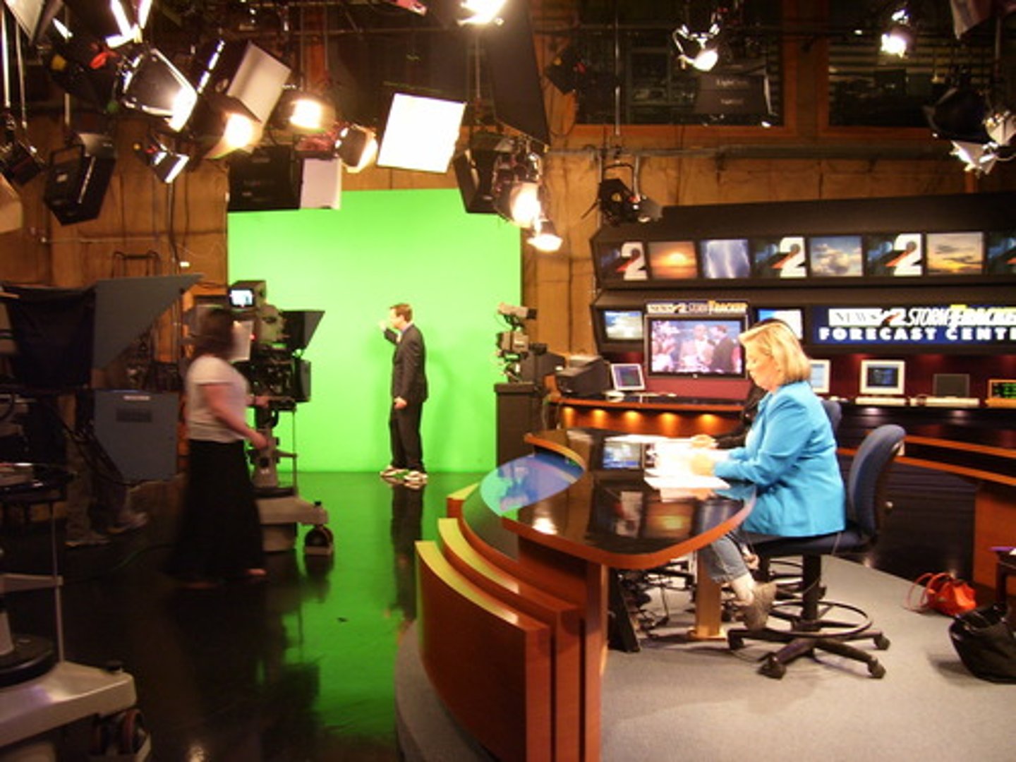 <p>broadcast (n/v)</p><p>(chương trình) phát sóng</p>