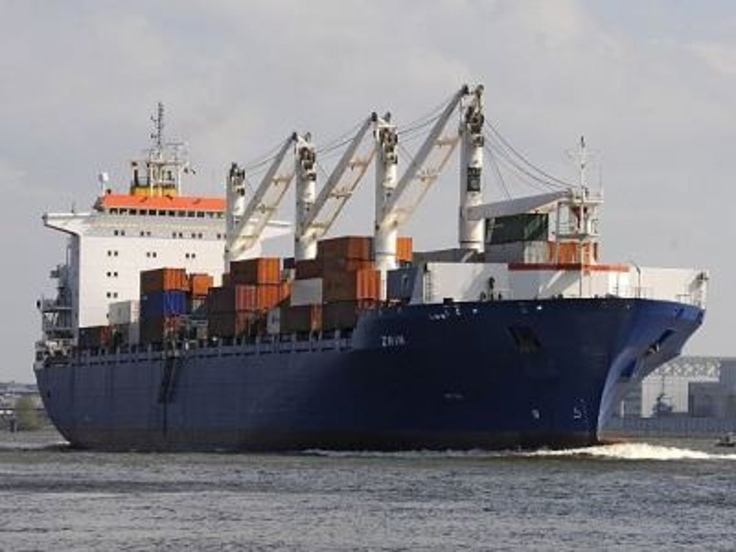 <p>/ˈkɑːɡəʊ/ (n)</p><p>Hàng hóa (vận chuyển bằng tàu thủy hoặc máy bay)</p>