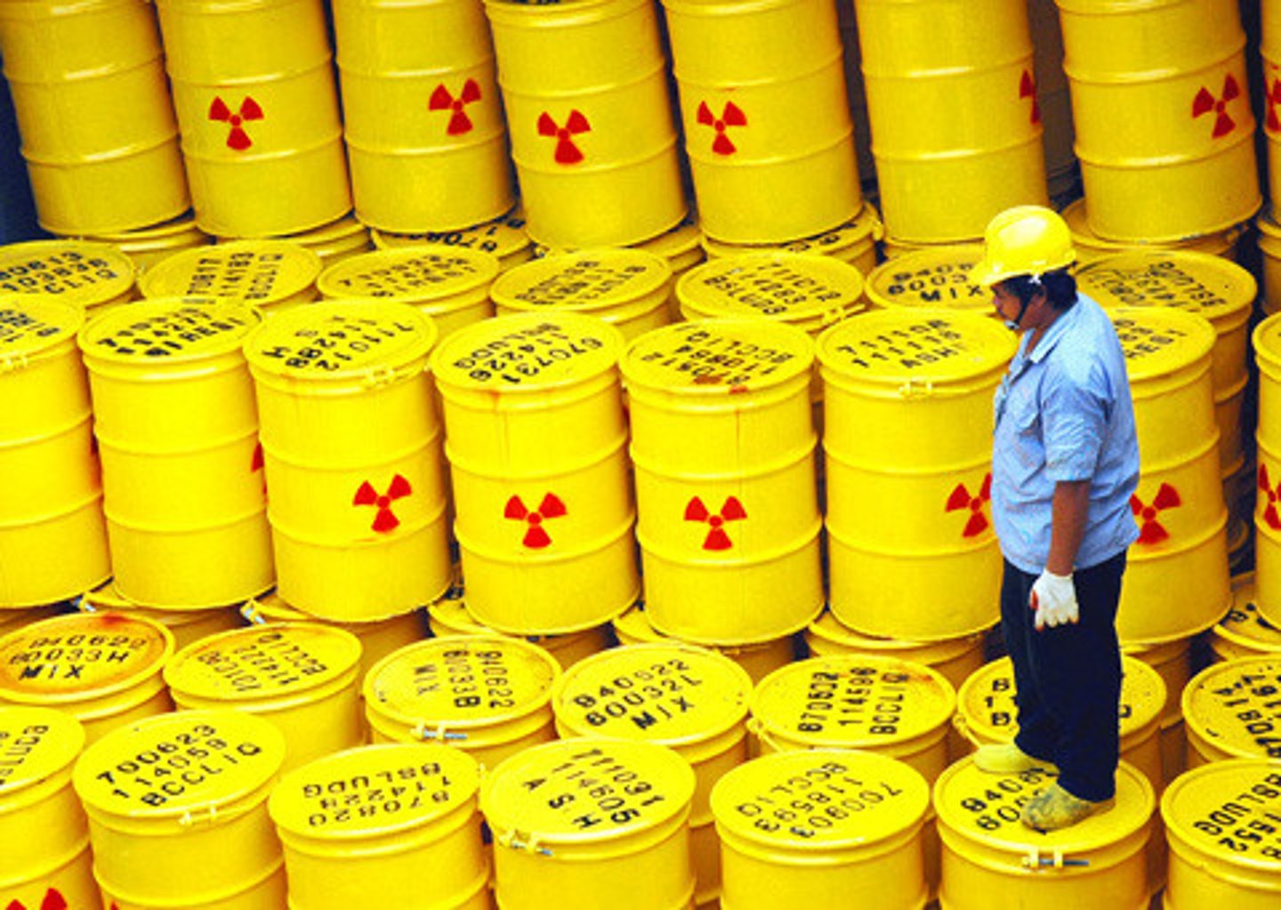 <p>n phóng xạ Radioactivity is dangerous.</p>