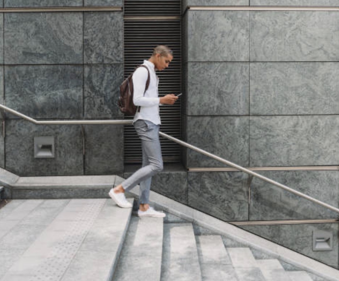 <p>Bajó</p><p>Subiste la escalera para llegar al techo</p>