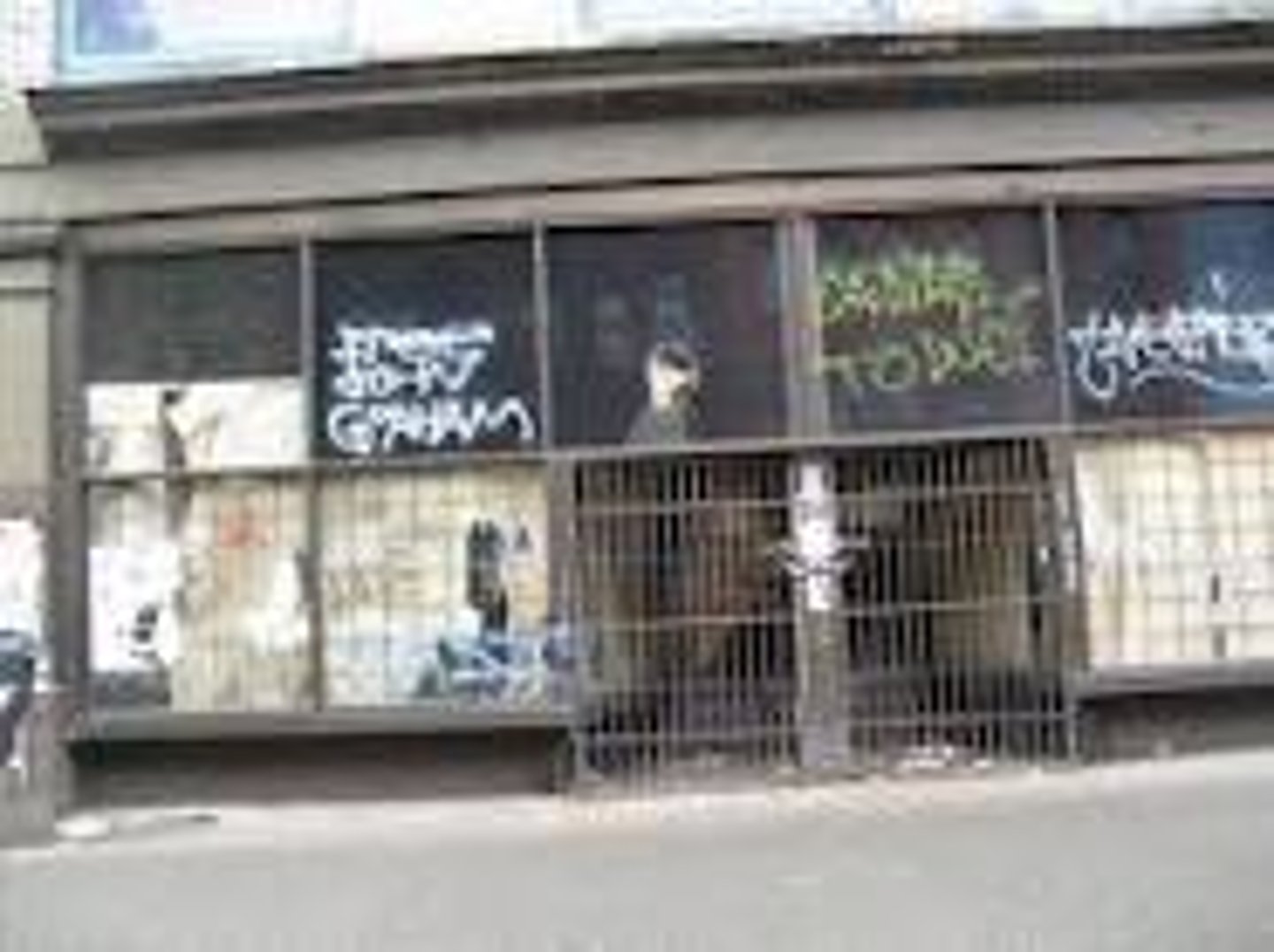 <p>looking dirty or in bad condition and likely to be involved in dishonest or illegal activities</p><p>= sleazy ~ squalid</p>