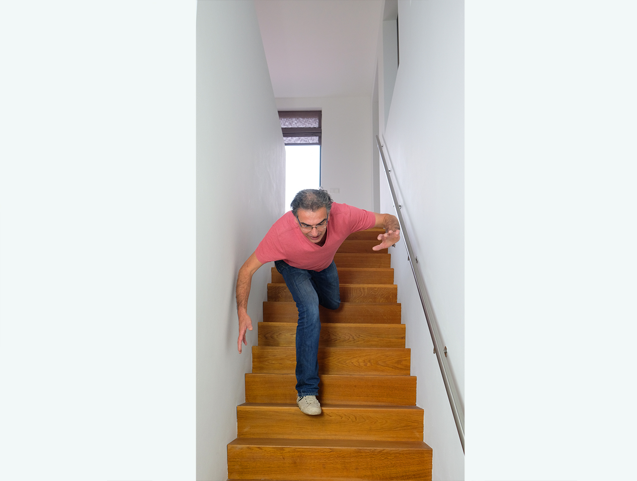 <p>Kees <strong>falls</strong> <span style="color: blue">down</span> the stairs.</p>