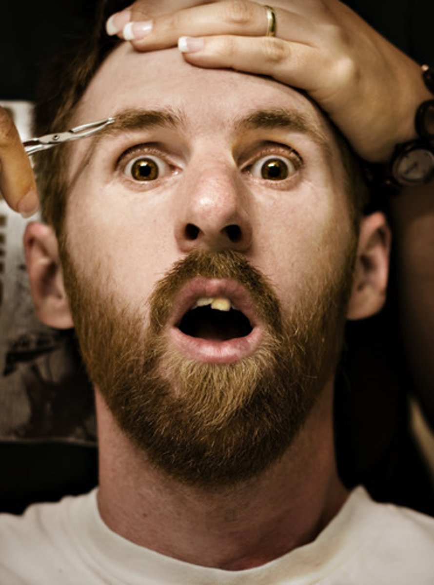 <p>to pluck one's eyebrows</p>